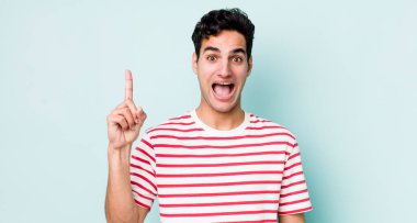 Yakışıklı İspanyol bir adam bir fikri fark ettikten sonra mutlu ve heyecanlı bir dahi gibi hissediyor, neşeli bir şekilde parmağını kaldırıyor, eureka!