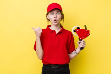 Kızıl saçlı, güzel bir kadın inançsızlıktan şaşkın şaşkın bakıyor. paketleyici kavramı