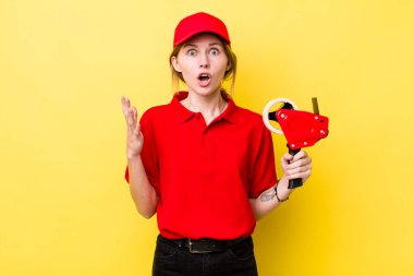 Kızıl saçlı güzel kadın inanılmaz bir sürprizle şaşkına dönmüş ve hayrete düşmüştü. paketleyici kavramı