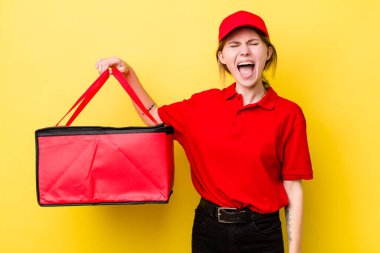 Kızıl saçlı, güzel bir kadın agresif bir şekilde bağırıyor, çok kızgın görünüyor. Pizza dağıtımı kavramı