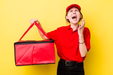 Kızıl saçlı güzel kadın umutsuz, hayal kırıklığına uğramış ve stresli görünüyor. Pizza dağıtımı kavramı