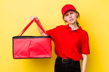 Kızıl saçlı güzel kadın şaşkın ve şaşkın hissediyor. Pizza dağıtımı kavramı