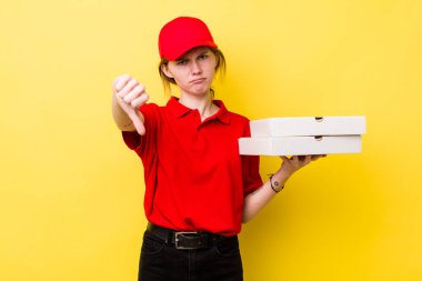 Kızıl saçlı, güzel bir kadın kendini kötü hissediyor, baş parmağını kaldırıyor. Pizza dağıtımı kavramı