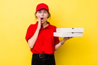 Kızıl saçlı güzel kadın şok olmuş ve korkmuş hissediyor. Pizza dağıtımı kavramı