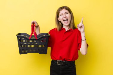 Kızıl saçlı, güzel bir kadın bir fikri fark ettikten sonra mutlu ve heyecanlı bir dahi gibi hissediyor. Alışveriş sepeti konsepti