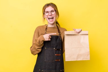 Kızıl saçlı, güzel bir kadın heyecanlı ve şaşırmış görünüyor. teslimat paket servis kavramı