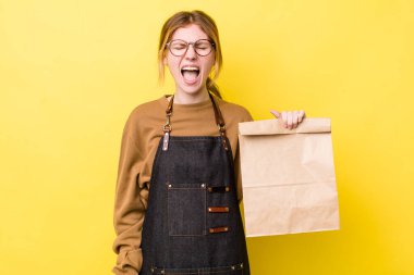 Kızıl saçlı, güzel bir kadın agresif bir şekilde bağırıyor, çok kızgın görünüyor. teslimat paket servis kavramı