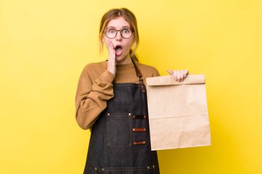 Kızıl saçlı güzel kadın şok olmuş ve korkmuş hissediyor. teslimat paket servis kavramı