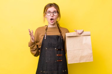 Kızıl saçlı güzel kadın inanılmaz bir sürprizle şaşkına dönmüş ve hayrete düşmüştü. teslimat paket servis kavramı