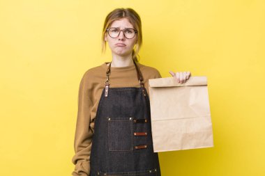 Kızıl saçlı, güzel bir kadın üzgün ve mızmızlanıyor. Mutsuz bir bakışı var ve ağlıyor. teslimat paket servis kavramı