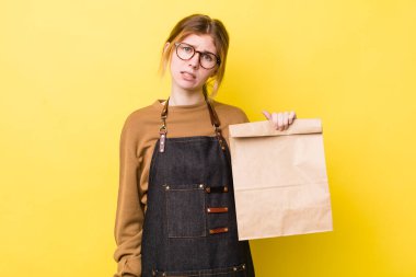 Kızıl saçlı güzel kadın şaşkın ve şaşkın hissediyor. teslimat paket servis kavramı