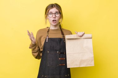 Kızıl saçlı güzel kadın çok şaşırmış ve şok olmuş hissediyor. teslimat paket servis kavramı