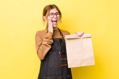 Kızıl saçlı güzel kadın mutlu, heyecanlı ve şaşırmış hissediyor. teslimat paket servis kavramı