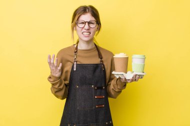 Kızıl saçlı, güzel bir kadın sinirli, sinirli ve sinirli görünüyor. kahve konseptini kaldır.