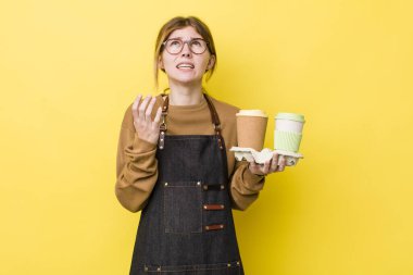 Kızıl saçlı güzel kadın umutsuz, hayal kırıklığına uğramış ve stresli görünüyor. kahve konseptini kaldır.