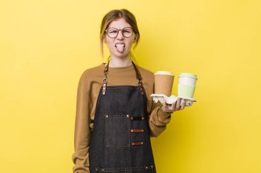 Kızıl saçlı güzel kadın iğrenmiş ve sinirlenmiş hissediyor ve dilini dışarı çıkarıyor. kahve konseptini kaldır.