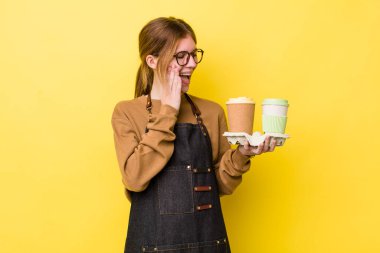 Kızıl saçlı güzel kadın mutlu, heyecanlı ve şaşırmış hissediyor. kahve konseptini kaldır.