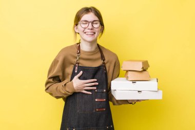 Kızıl saçlı güzel bir kadın komik bir şakaya yüksek sesle gülüyor. Fast food yumuşak olsun.