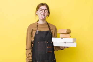 Kızıl saçlı, güzel, neşeli ve asi tavırlı, şaka yapan ve dilini dışarı çıkaran bir kadın. Fast food yumuşak olsun.