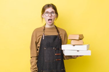 Kızıl saçlı güzel kadın çok şaşırmış ya da şaşkın görünüyor. Fast food yumuşak olsun.