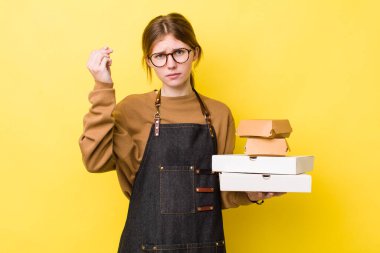 Kızıl saçlı, güzel bir kadın kapiş ya da para hareketi yapıyor, sana ödemeni söylüyor. Fast food yumuşak olsun.