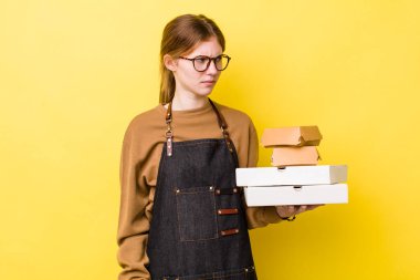 Kızıl saçlı, güzel bir kadın üzgün, üzgün ya da kızgın ve yana bakıyor. Fast food yumuşak olsun.