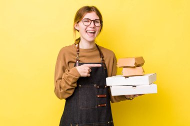 Kızıl saçlı, güzel bir kadın heyecanlı ve şaşırmış görünüyor. Fast food yumuşak olsun.