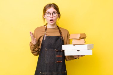 Kızıl saçlı güzel kadın inanılmaz bir sürprizle şaşkına dönmüş ve hayrete düşmüştü. Fast food yumuşak olsun.