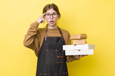 Kızıl saçlı güzel kadın şaşırmış görünüyor, yeni bir düşünce, fikir ya da konsept fark ediyor. Fast food yumuşak olsun.