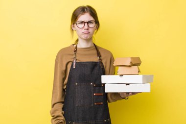 Kızıl saçlı, güzel bir kadın üzgün ve mızmızlanıyor. Mutsuz bir bakışı var ve ağlıyor. Fast food yumuşak olsun.