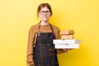 Kızıl saçlı güzel kadın kafası karışık ve şaşkın görünüyor. Fast food yumuşak olsun.
