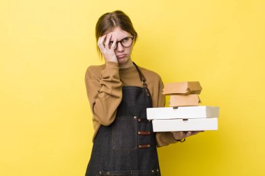 Kızıl saçlı, güzel bir kadın bıkkın, yorgun ve uykulu hissediyor. Fast food yumuşak olsun.