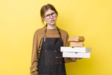 Kızıl saçlı güzel kadın şaşkın ve şaşkın hissediyor. Fast food yumuşak olsun.