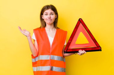 Kızıl saçlı güzel kadın şaşkın, şaşkın ve şüpheci hissediyor. Araba üçgeni tehlikesi