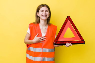 Kızıl saçlı güzel bir kadın komik bir şakaya yüksek sesle gülüyor. Araba üçgeni tehlikesi