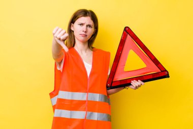 Kızıl saçlı, güzel bir kadın kendini kötü hissediyor, baş parmağını kaldırıyor. Araba üçgeni tehlikesi