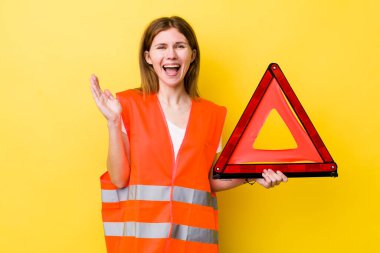 Kızıl saçlı güzel kadın kendini mutlu hissediyor ve inanılmaz bir şeye hayret ediyor. Araba üçgeni tehlikesi