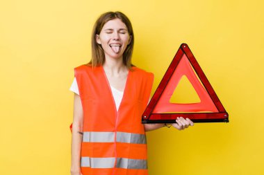 Kızıl saçlı, güzel, neşeli ve asi tavırlı, şaka yapan ve dilini dışarı çıkaran bir kadın. Araba üçgeni tehlikesi