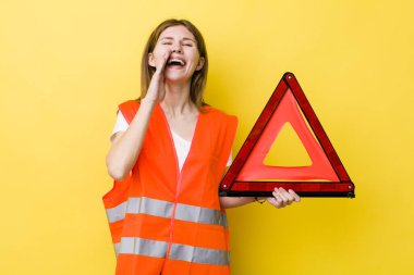 Kızıl saçlı, güzel bir kadın kendini mutlu hissediyordu. Elleri ağzının kenarında bağırıyordu. Araba üçgeni tehlikesi