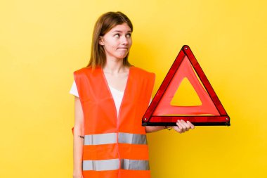 Kızıl saçlı güzel kadın omuz silkiyor, kafası karışık ve kararsız. Araba üçgeni tehlikesi