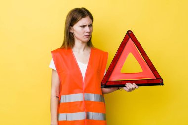 Kızıl saçlı, güzel bir kadın üzgün, üzgün ya da kızgın ve yana bakıyor. Araba üçgeni tehlikesi