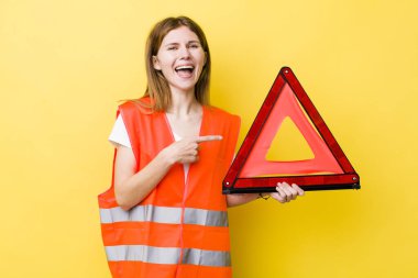 Kızıl saçlı, güzel bir kadın heyecanlı ve şaşırmış görünüyor. Araba üçgeni tehlikesi