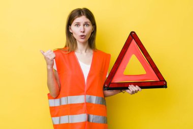 Kızıl saçlı, güzel bir kadın inançsızlıktan şaşkın şaşkın bakıyor. Araba üçgeni tehlikesi