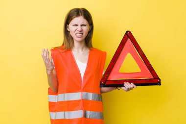 Kızıl saçlı, güzel bir kadın sinirli, sinirli ve sinirli görünüyor. Araba üçgeni tehlikesi