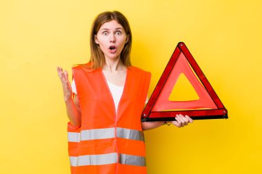 Kızıl saçlı güzel kadın inanılmaz bir sürprizle şaşkına dönmüş ve hayrete düşmüştü. Araba üçgeni tehlikesi