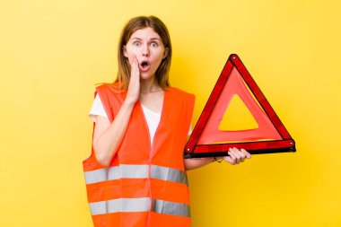 Kızıl saçlı güzel kadın şok olmuş ve korkmuş hissediyor. Araba üçgeni tehlikesi