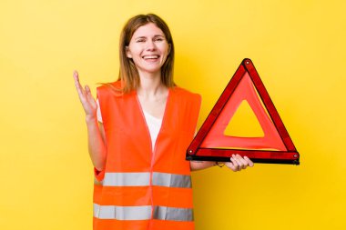 Kızıl saçlı güzel kadın kendini mutlu hissediyor, bir çözüm ya da fikir bulduğuna şaşırıyor. Araba üçgeni tehlikesi