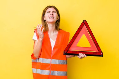 Kızıl saçlı güzel kadın umutsuz, hayal kırıklığına uğramış ve stresli görünüyor. Araba üçgeni tehlikesi