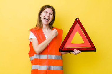 Kızıl saçlı güzel bir kadın kendini mutlu hissediyor ve bir meydan okumayla yüzleşiyor ya da kutluyor. Araba üçgeni tehlikesi