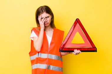 Kızıl saçlı, güzel bir kadın bıkkın, yorgun ve uykulu hissediyor. Araba üçgeni tehlikesi